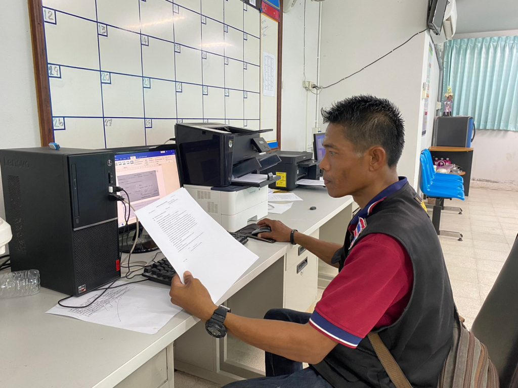 จัดเครื่องคอมพิวเตอร์พร้อมอินเตอร์ให้บริการฟรี